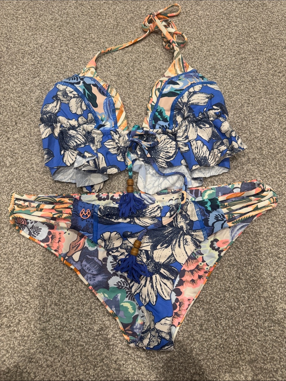 Maaji large bikini top and bottom, reversible, ruffles, triangle top. Medium